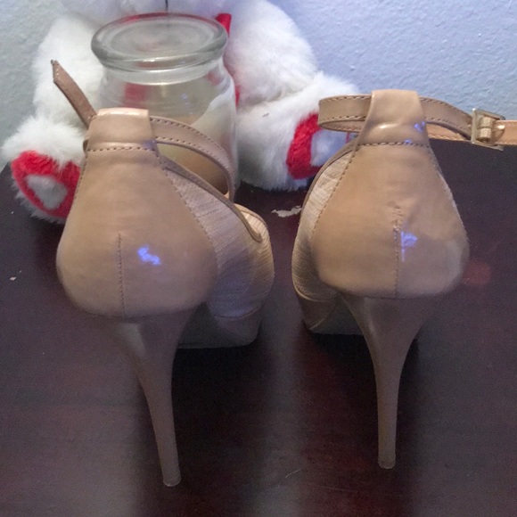 Size 8 Shoes. Only worn 3 times - Picture 2 of 5